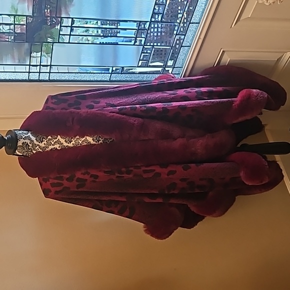 KATHY IRELAND Fashion 360 Safari Skies Faux Fur Trim Cape - NEW - Picture 4 of 4